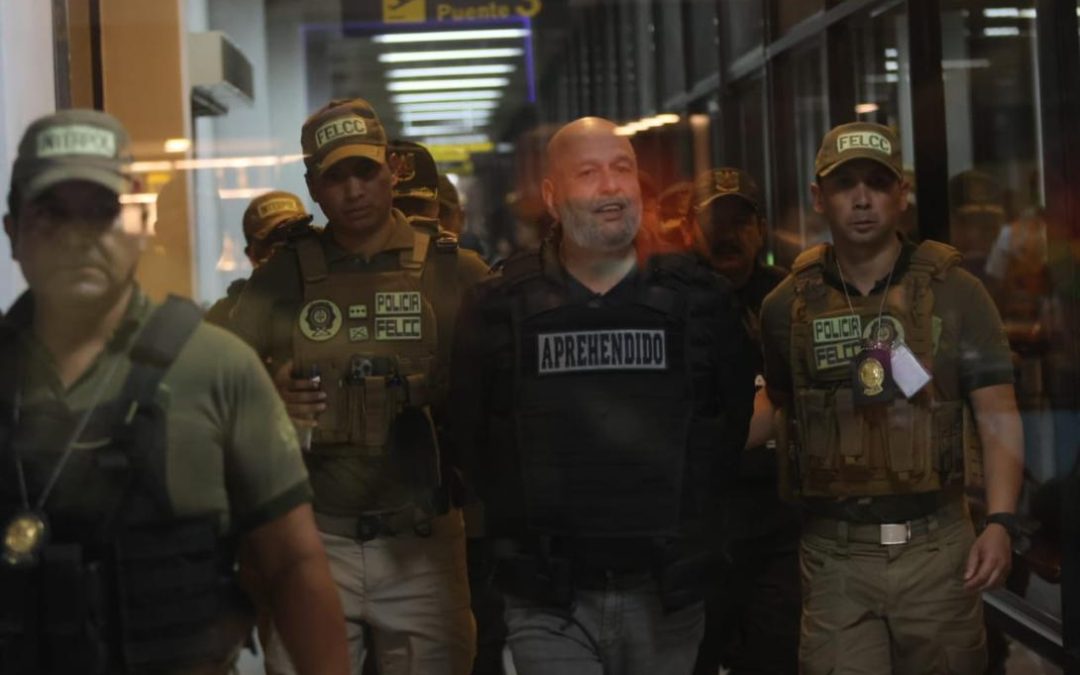 EXMINISTRO ARTURO MURILLO LLEGA DEPORTADO Y QUEDA DETENIDO