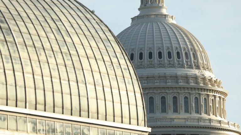 SENADORES DE EE.UU. BUSCAN LIMITAR ACCIONES MILITARES ILEGALES DE TRUMP