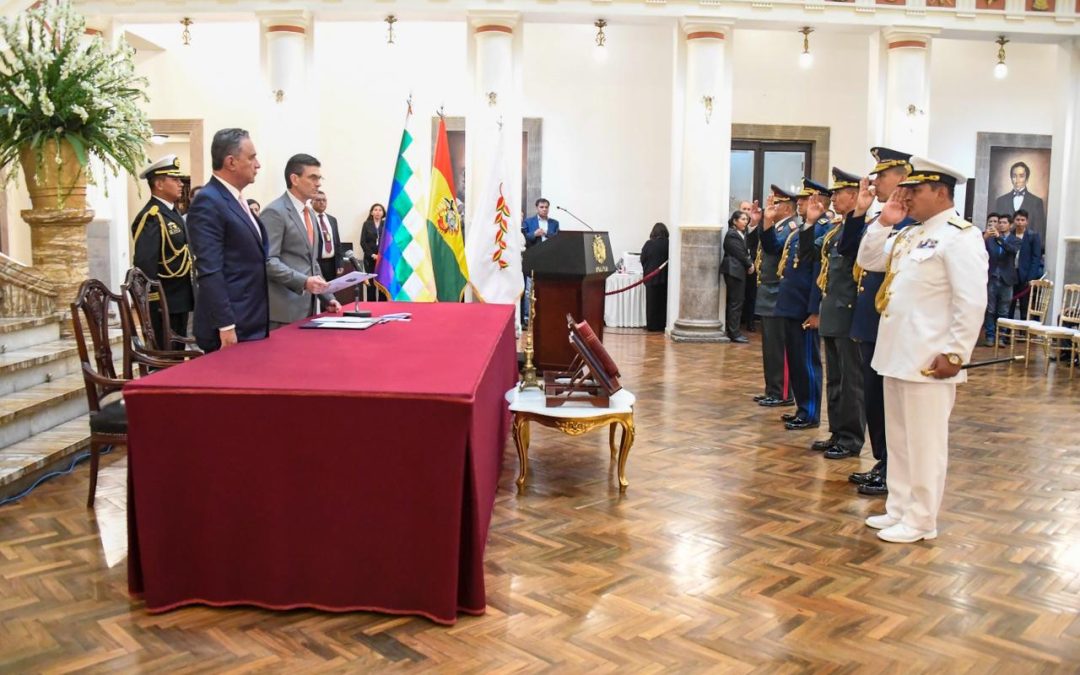 PRESIDENTE PAZ PEREIRA POSESIONA AL NUEVO ALTO MANDO MILITAR