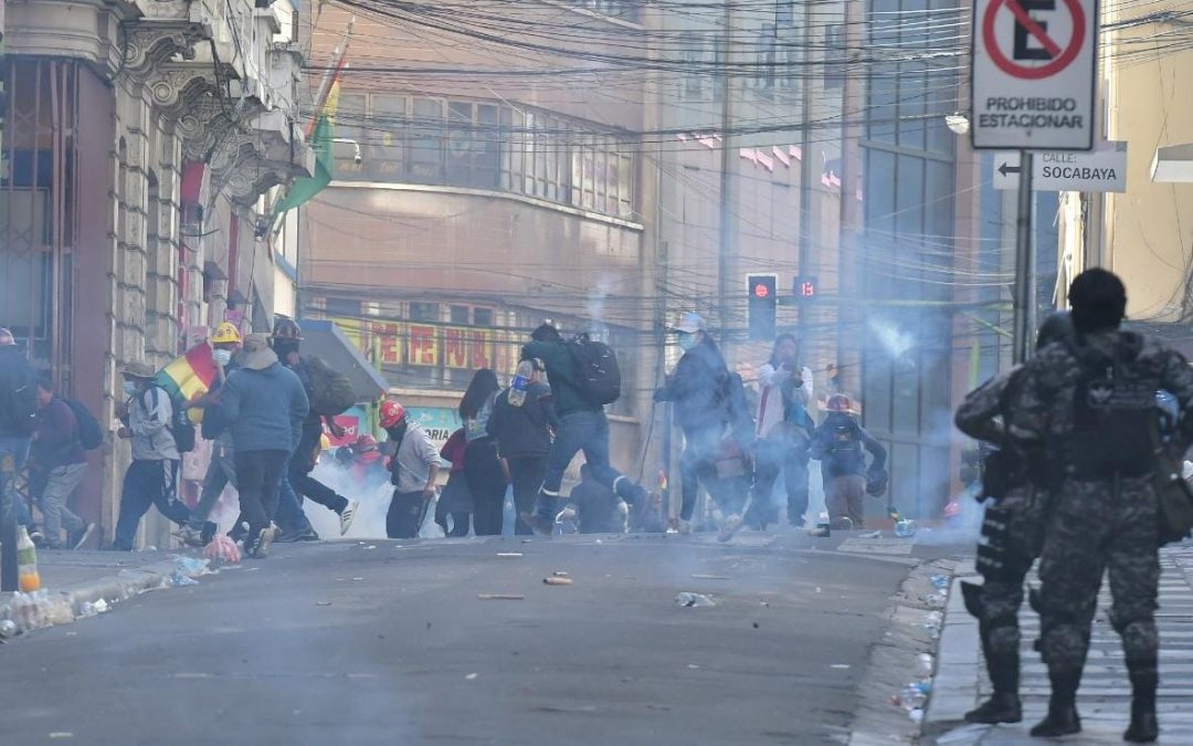 DOCE MARCHISTAS DETENIDOS POR LA POLICIA DURANTE LA MANIFESTACIÓN DE LA COB