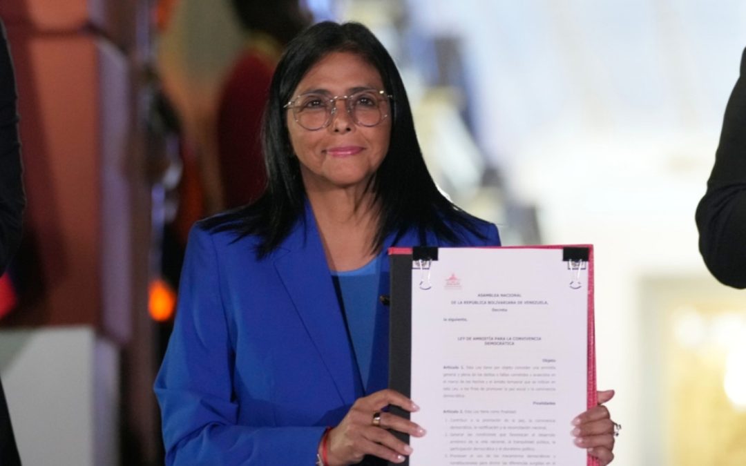 DELCY RODRÍGUEZ FIRMA AMNISTÍA QUE BENEFICIA A PRESOS POLÍTICOS