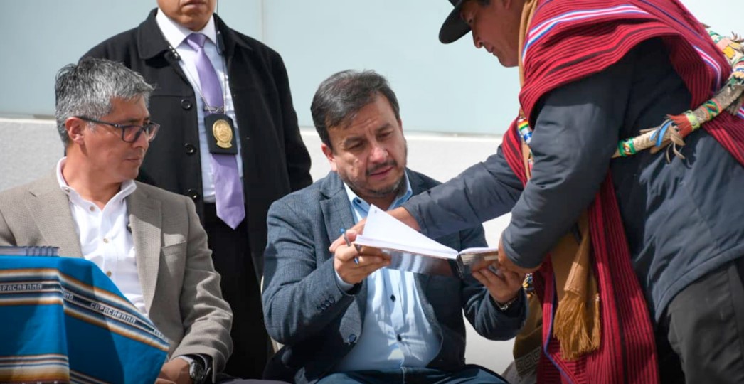 CAMPESINOS ENCARAN AL MINISTRO Y EXIGEN LA VERDAD SOBRE LA GASOLINA DE MALA CALIDAD