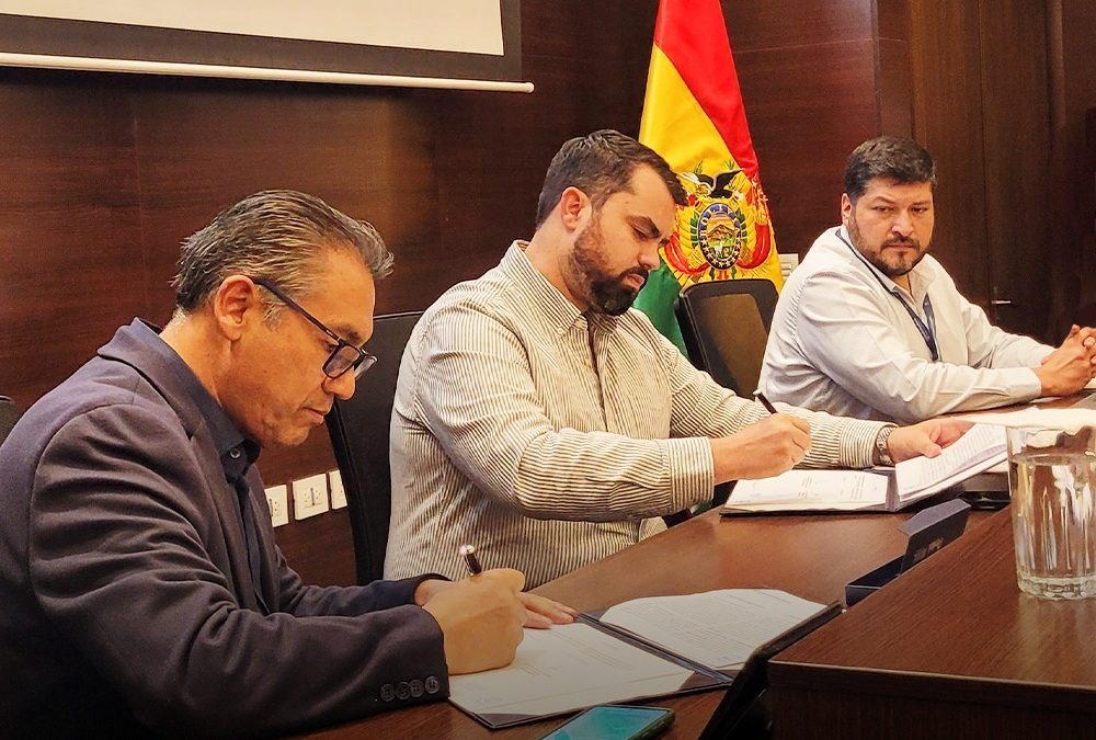 BANCO UNIÓN SELLA CONVENIO CLAVE PARA EXPANDIR EDUCACIÓN FINANCIERA EN BOLIVIA