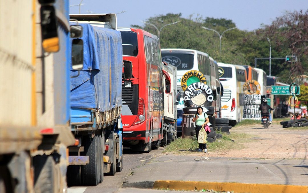 LA FALTA DE DÓLARES AMENAZA CON PROLONGAR LAS FILAS DE COMBUSTIBLE