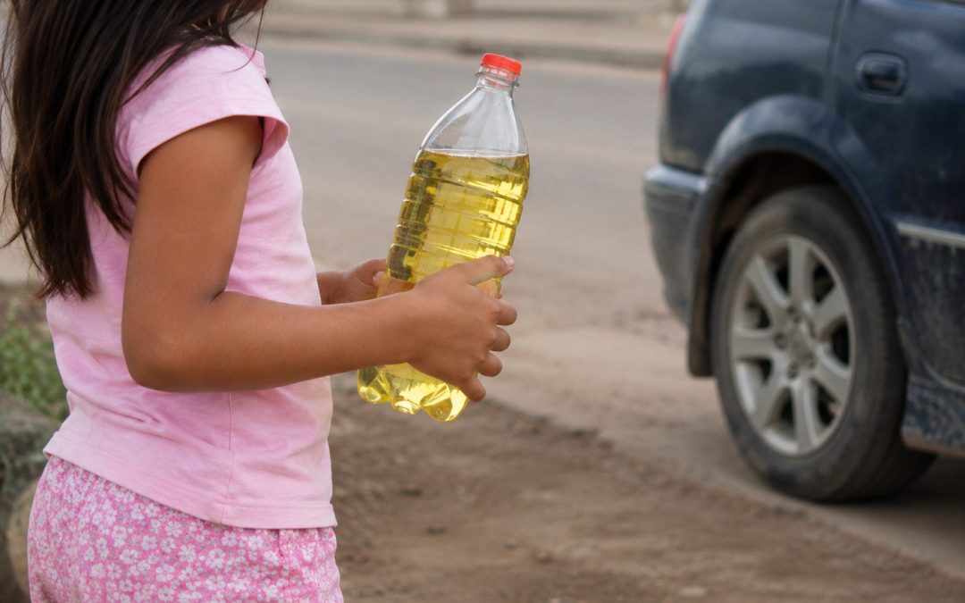 PELIGRO: NIÑOS VENDEN GASOLINA EN TRINIDAD