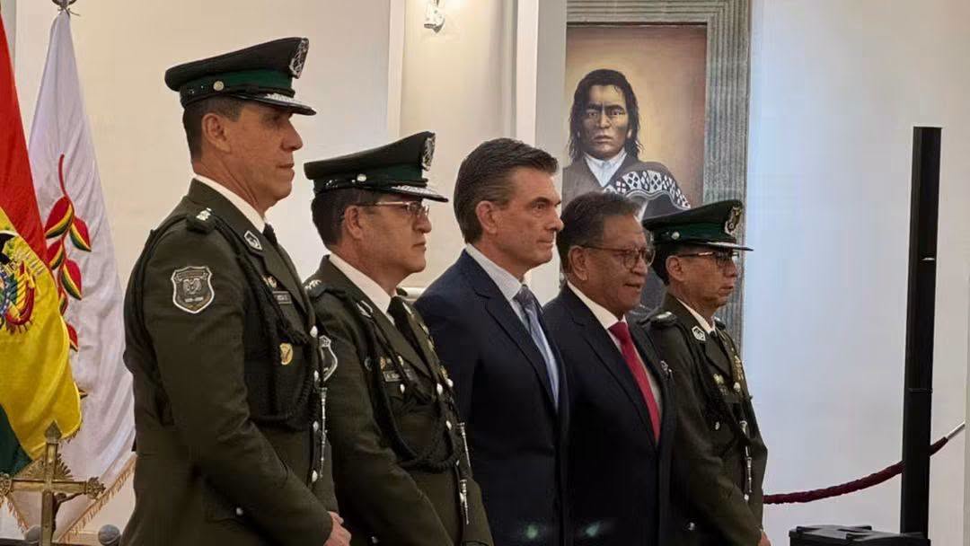 PAZ CAMBIA LA CÚPULA POLICIAL Y PONE A ÁLVAREZ AL MANDO NACIONAL