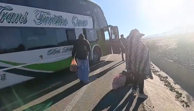 DENUNCIAN QUE PASAJEROS DE TRANS COPACABANA FUERON OBLIGADOS A BAJAR DE UN BUS RUMBO A UYUNI
