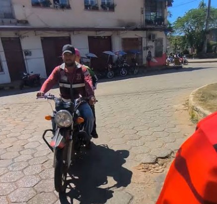 MOTOTAXISTAS DESAFÍAN AL MUNICIPIO Y USUARIOS PAGAN MÁS