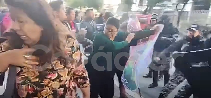 GASIFICAN A MAESTROS QUE MARCHABAN CONTRA LA DESCENTRALIZACIÓN EDUCATIVA