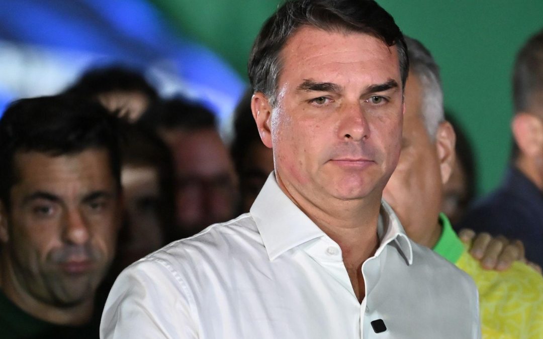 ¡ESCÁNDALO INTERNACIONAL! DIFUNDEN EL MOMENTO DE LA FUGA DE FLÁVIO BOLSONARO DESDE ARGENTINA Y SALPICAN AL GOBIERNO DE MILEI